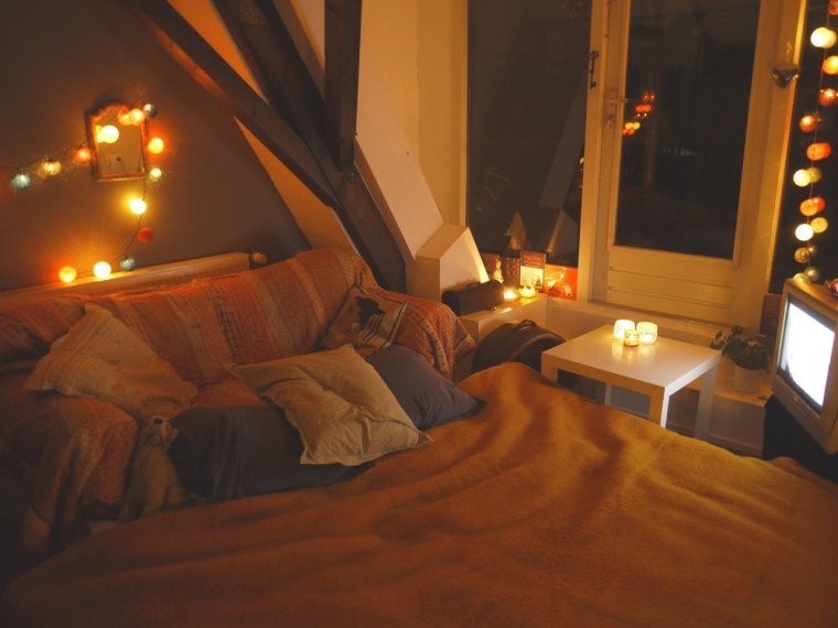 Комната с кроватью и окном ночью