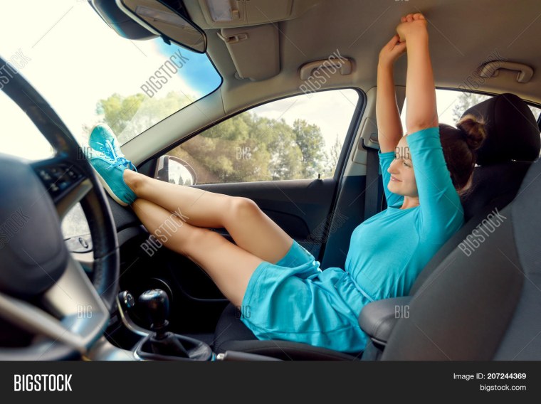 Женщина на пассажирском сидении