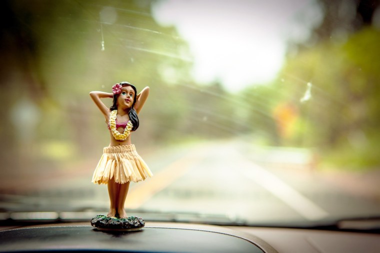 Игрушка на торпеду автомобиля девушка