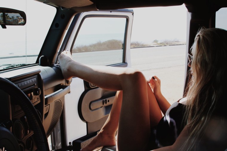 Ноги девушки в окне машины