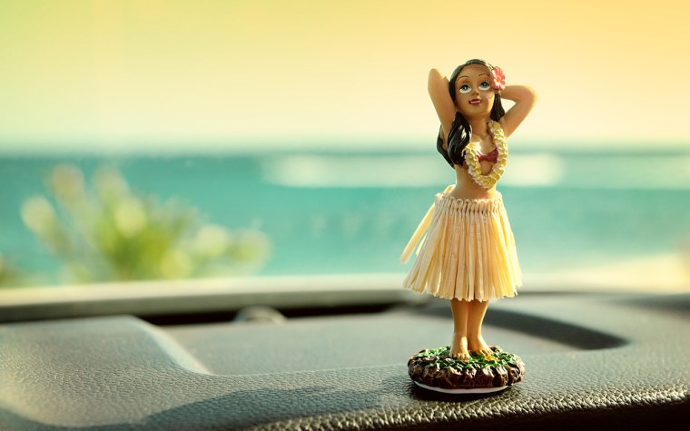 Гавайская фигурка в машину