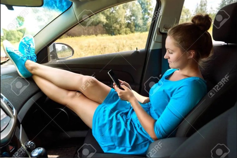 Девушка сидит на машине