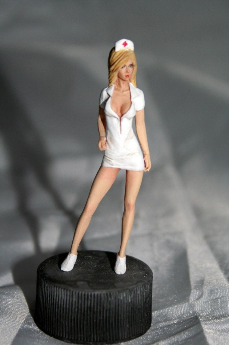 Фигурка медсестры