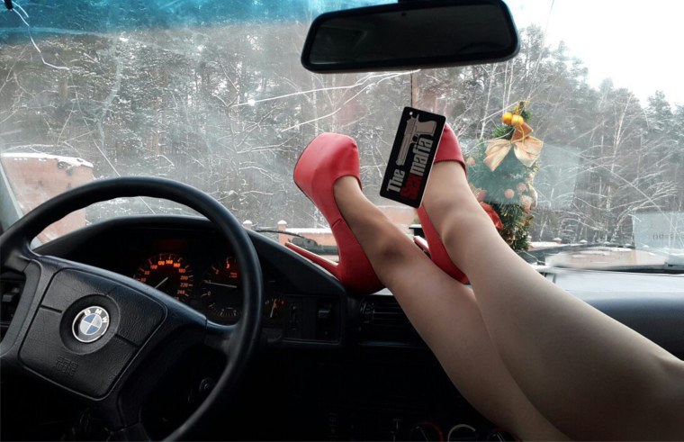 Ноги девушки на руле авто