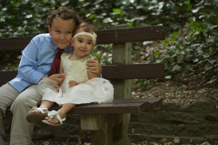 Два брата со спины