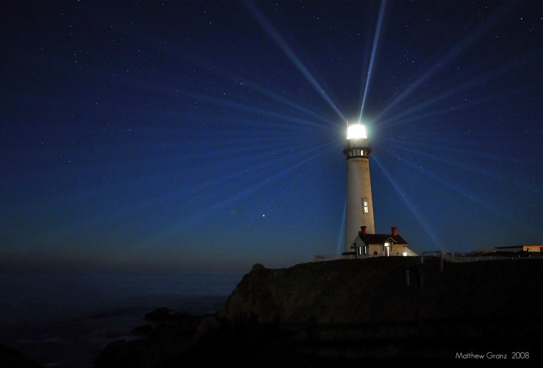 Маяк светит