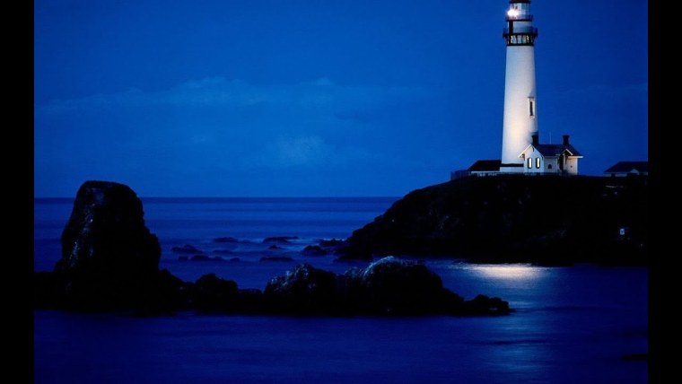 Маяк в море