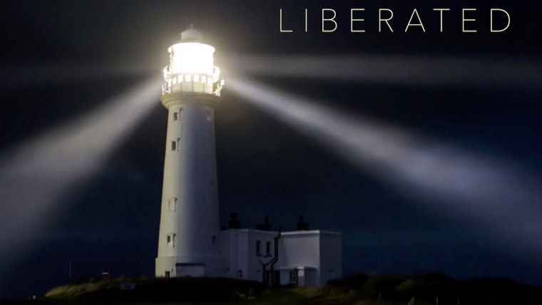 Маяк светит в ночи