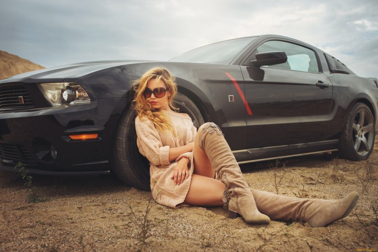 Форд Мустанг 1969 Элеонор с девушкой