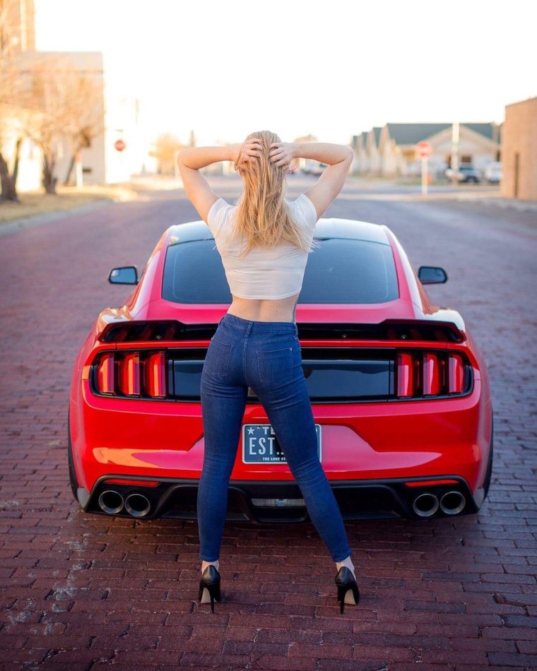 Женщины с красивыми фигурами машин