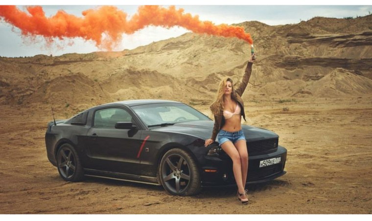 Девушки и Ford Mustang