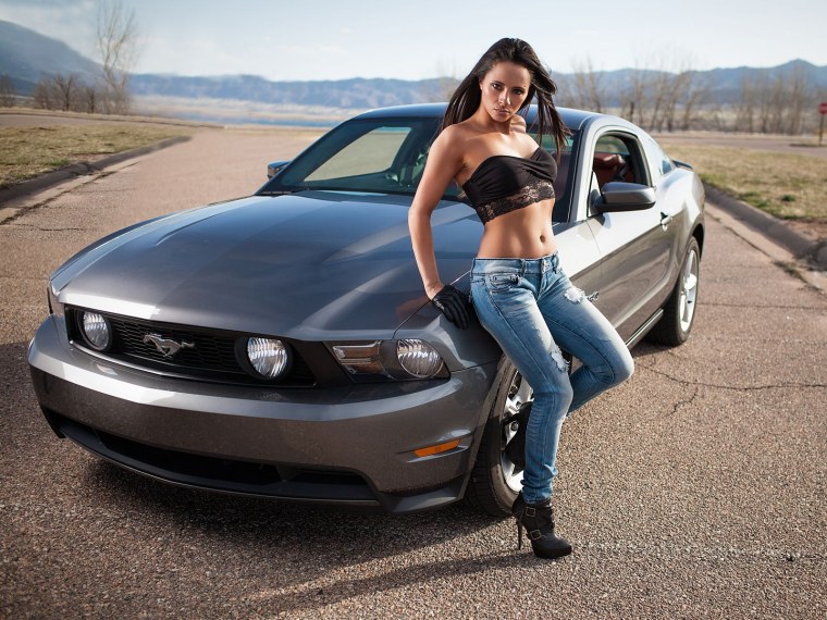 Девушки. С машиной Форд