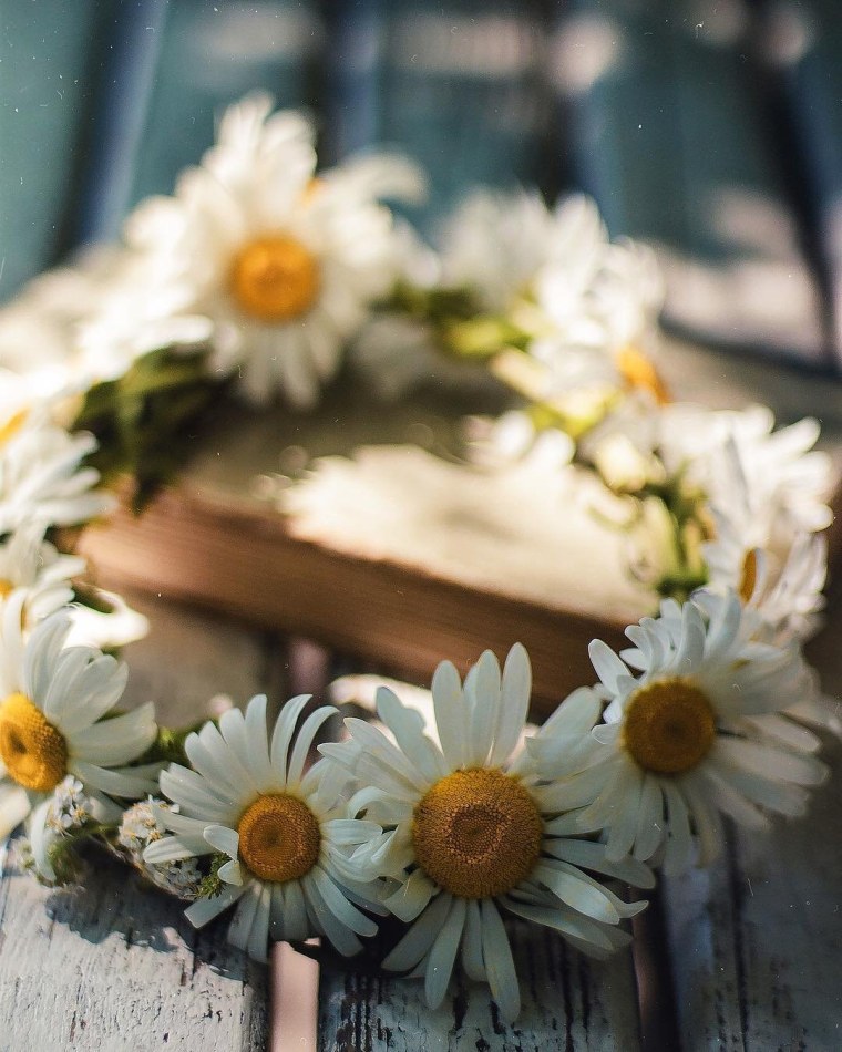 Девушка с букетом ромашек