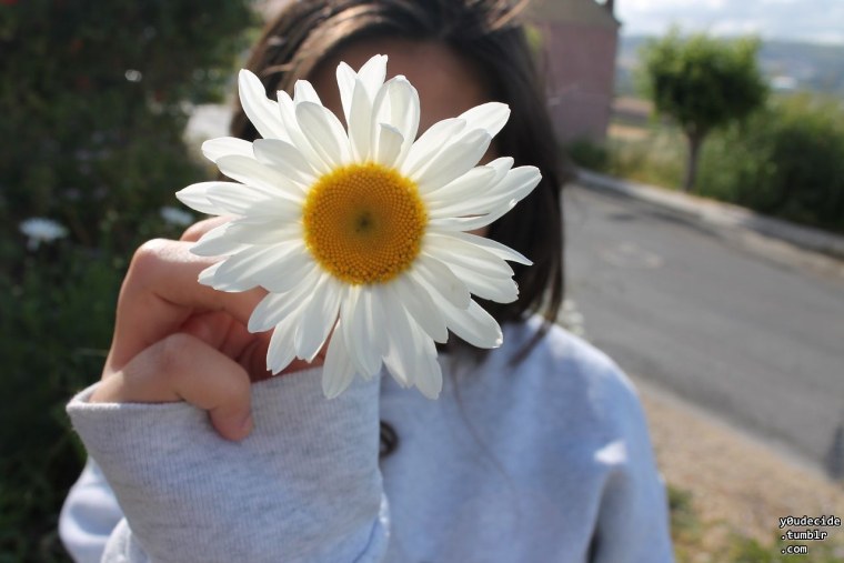 Девушка с букетом ромашек