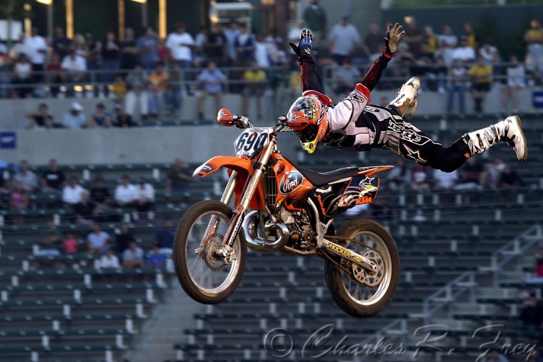 Вилли трюк на мотоцикле