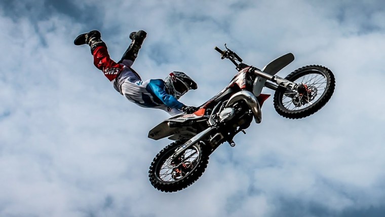 Каскадер на мотоцикле