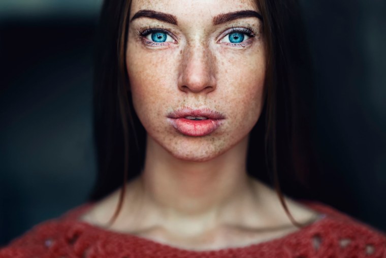 Брюнетка с веснушками и голубыми глазами