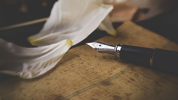 Перьевая ручка фон