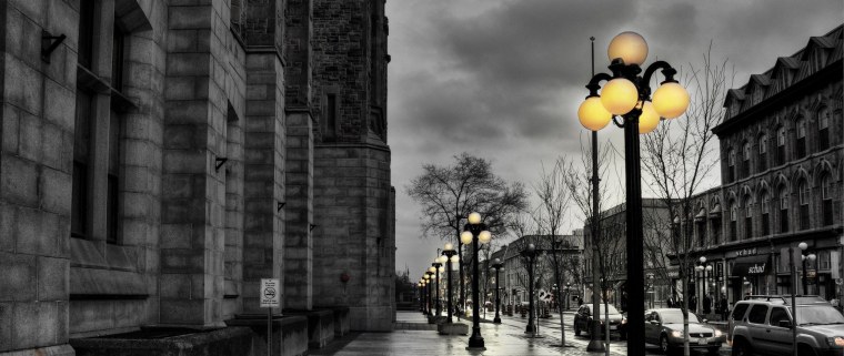 Черно белые города с ярким акцентом