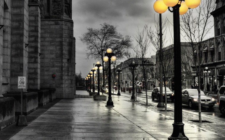 Черно белый город с цветными элементами