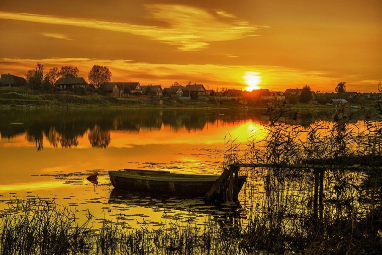 Красивый закат в деревне