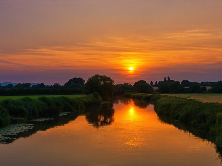 Закат над рекой