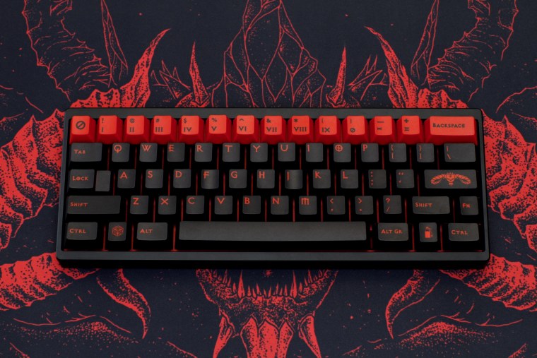 Игровая клавиатура на столе