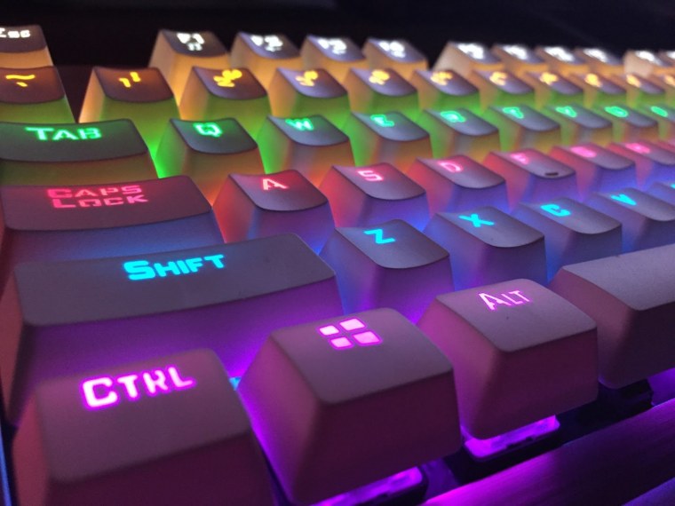 Руки на клавиатуре игровой