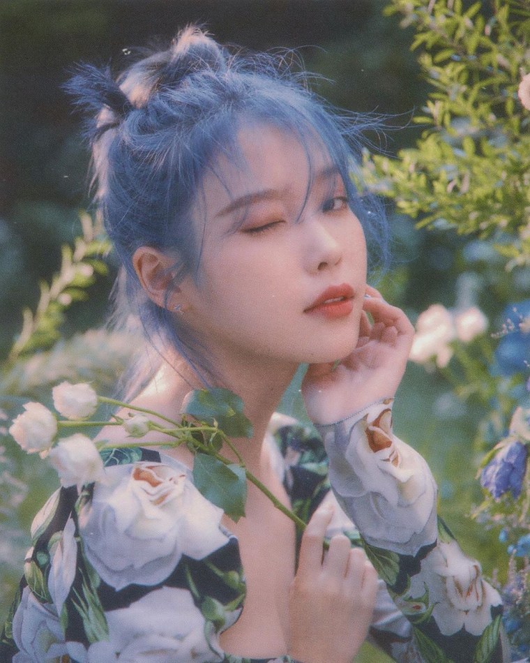 Айю с синими волосами