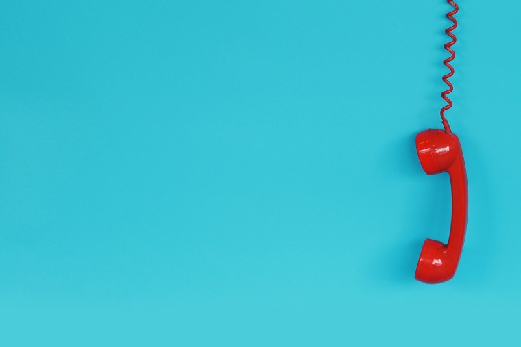 Телефонная трубка на столе