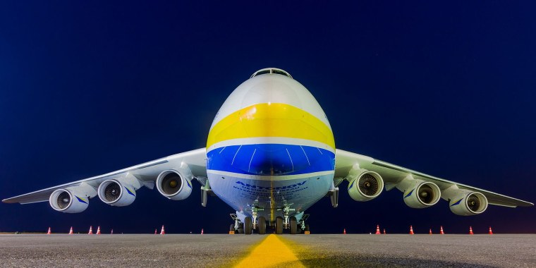 Самолет Мрия АН-225 ночью