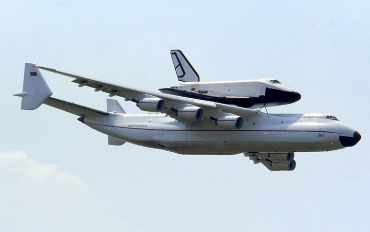 АН 225 Мрия перевозит Буран