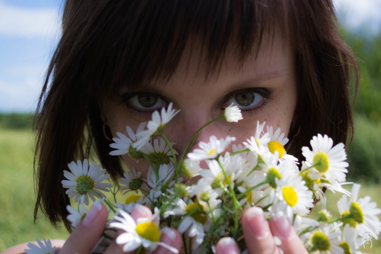 Девушка с букетом ромашек