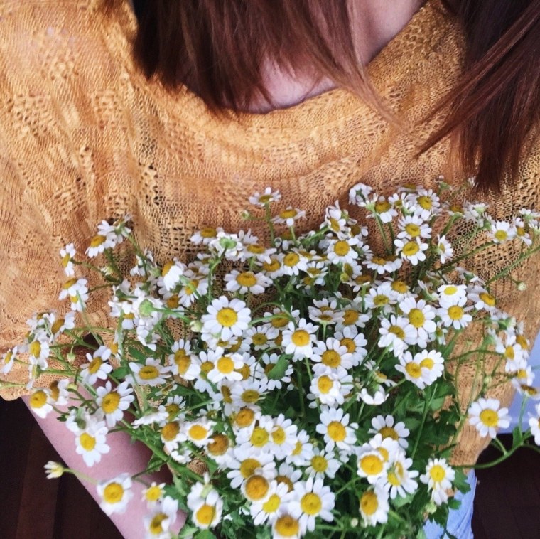 Букет полевых цветов в руках