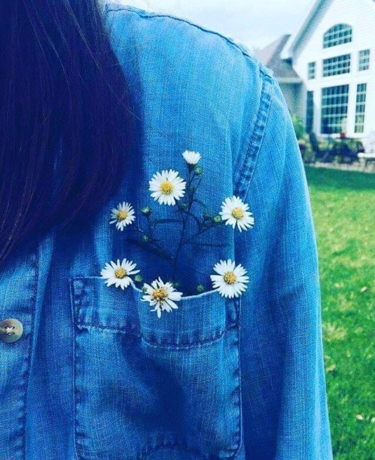 Девушка с букетом ромашек