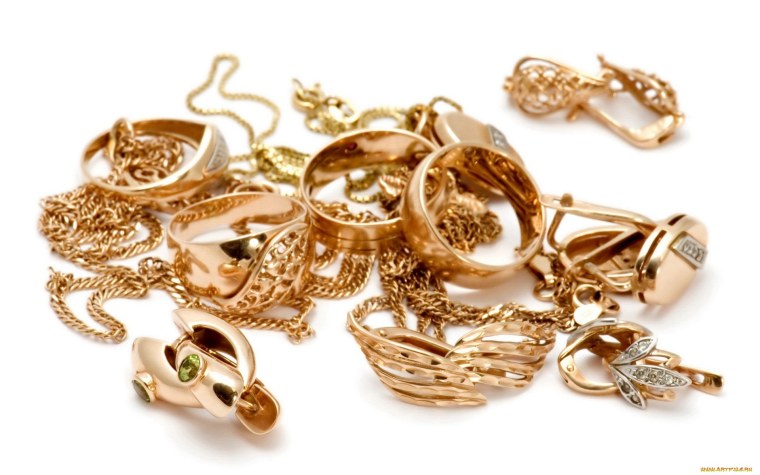 Золотое украшение на белом