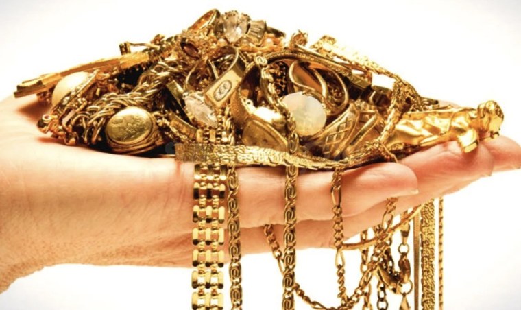 Слитки золота на белом фоне