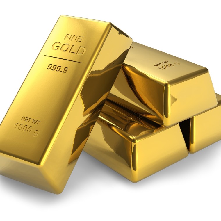 Слитки золота на белом фоне