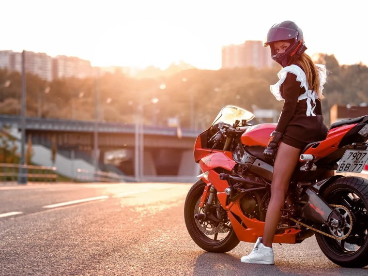 Девушка на мотоцикле в шлеме