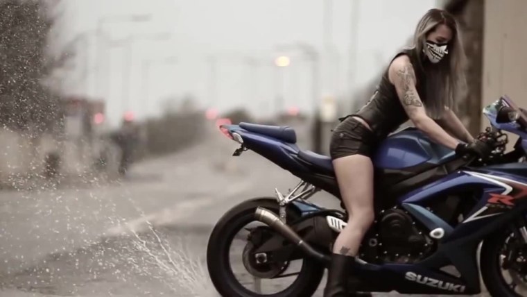 Красивые девушки на фоне мотоцикла