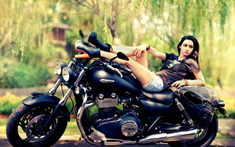 Красивые девушки на мотоциклах