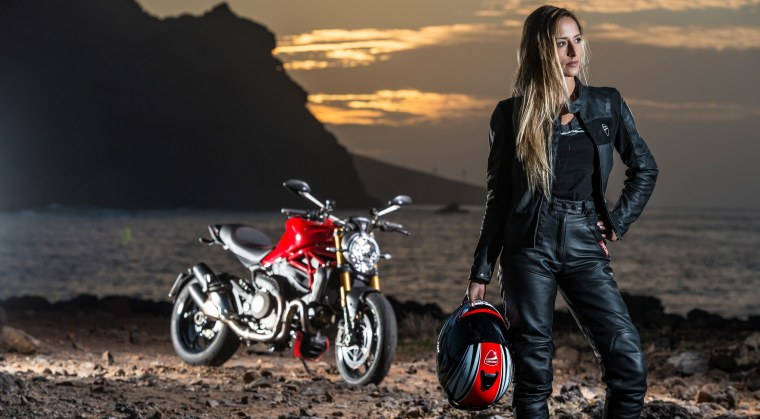 Девушка на мотоцикле