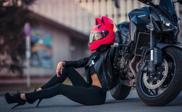 Девушка возле мотоцикла