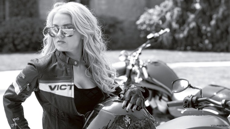 Тереза Палмер на мотоцикле