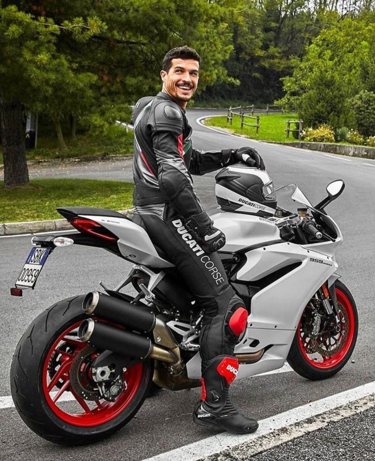 Парень на байке