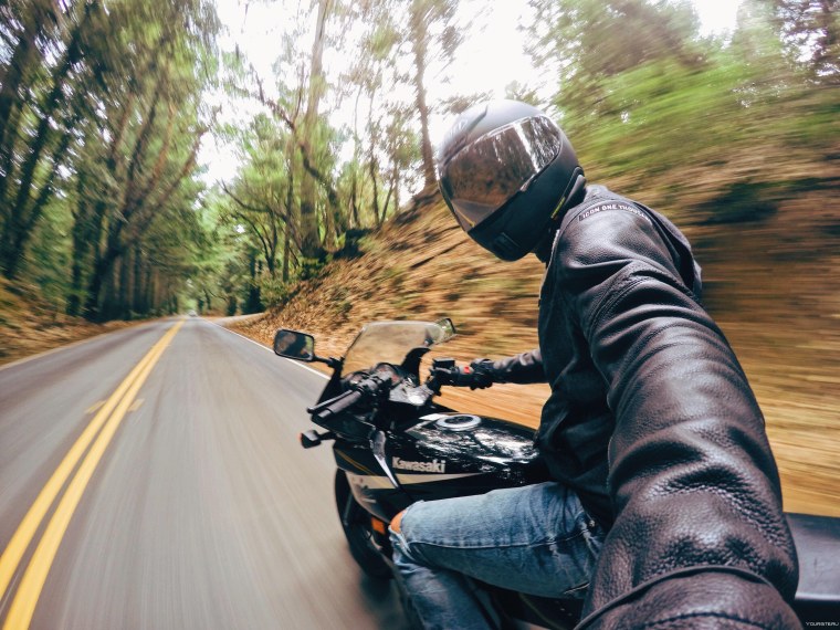 Парень на мотоцикле в шлеме