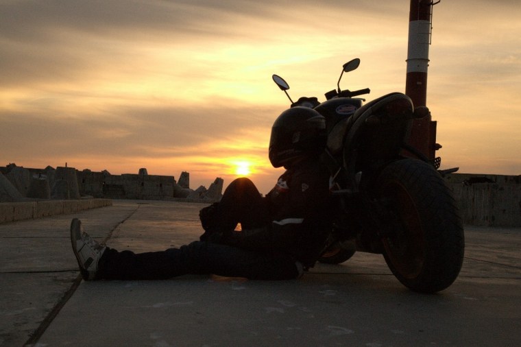 Одинокий мотоциклист