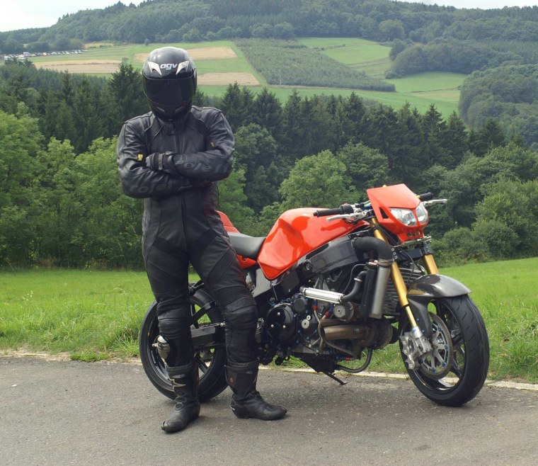 Человек рядом с мотоциклом