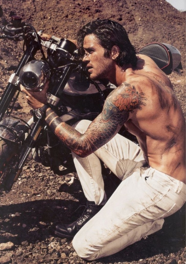 Красивый мужчина на мотоцикле