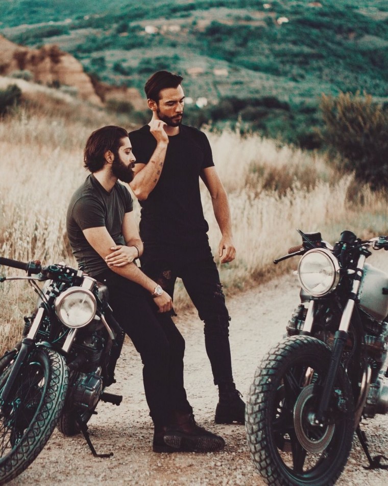 Двое парней на мотоцикле